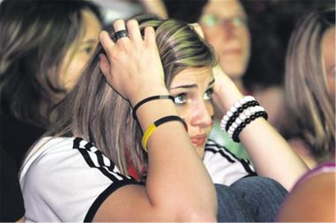 Zum Haare raufen: Die Fans leiden im Halbfinale mit der deutschen Nationalelf mit und können die Niederlage kaum fassen. Doch der jungen Mannschaft, die die Leichtigkeit des Seins auf dem Rasen beim Turnier in Südafrika entdeckt hat, gehört die Zukunft. Davon sind die Fußballexperten in der Region fest überzeugt. 
Foto: Hansen