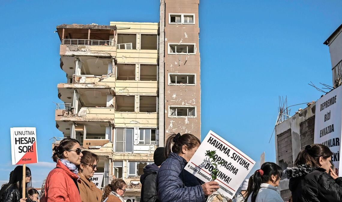 Zum Jahrestag 2025 gab es Demonstrationen von Hinterbliebenen, hier in der Provinz Hatay