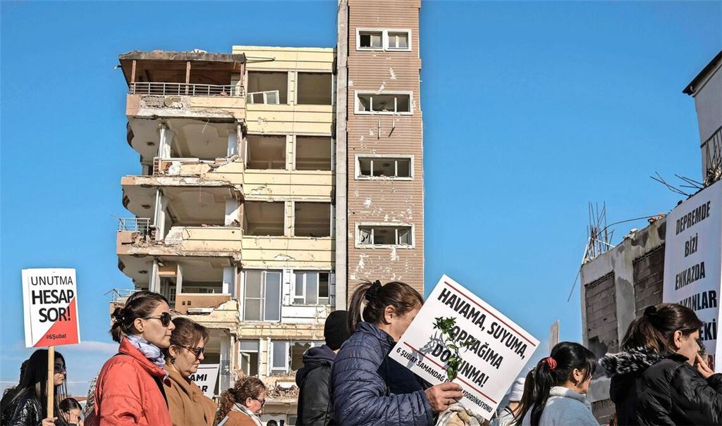 Zum Jahrestag 2025 gab es Demonstrationen von Hinterbliebenen, hier in der Provinz Hatay