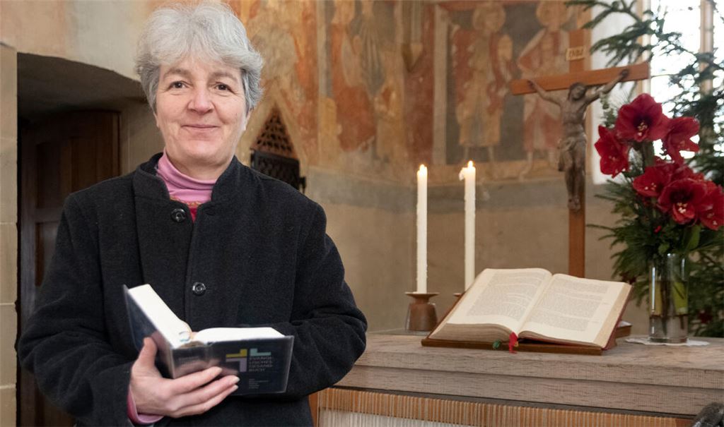 Zum Jubiläum werden die Seccomalereien in der Schützinger Kirche restauriert – nicht nur zur Freude von Pfarrerin Sigrid Telian. Foto: Fotomoment