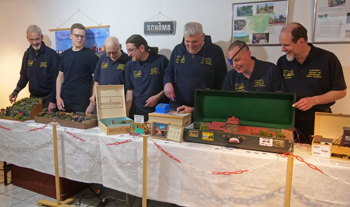 Zum Jubiläum zeigen sie filigran gestaltete Dioramen im Kirnbachmuseum (v.li.): Axel Tischler, Vincent Richt, Heinz Schütz, Wolfram Berner, Alexander Herdegen, Andreas Grüner und Uwe Eisele. Foto: Friedrich