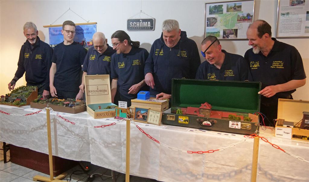 Zum Jubiläum zeigen sie filigran gestaltete Dioramen im Kirnbachmuseum (v.li.): Axel Tischler, Vincent Richt, Heinz Schütz, Wolfram Berner, Alexander Herdegen, Andreas Grüner und Uwe Eisele. Foto: Friedrich