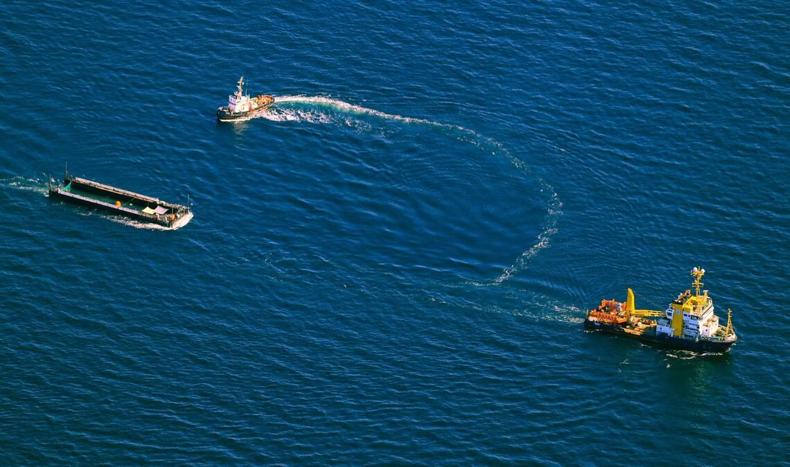 Zum Konvoi zählten zwei große Schiffe: Das Mehrzweckschiff "Fortuna B" (rechts) und der Schlepper "Robin Hood" (oben) sowie der Lastkahn, auch Barge genannt (links).