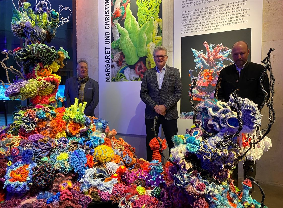 Zum Korallenriff-Panorama gibt es im Gasometer jetzt auch gehäkelte Korallen zu bestaunen (v. li.): Marketing-Chef Wolfgang M. Trautz, Henning Schaper vom Burda-Museum und Johannes Schweizer von der Gasometer-Betreibergesellschaft. Foto: Roth