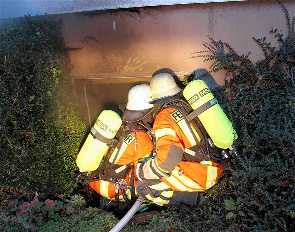 Zum Löschen steigt die Feuerwehr durchs Fenster ein.