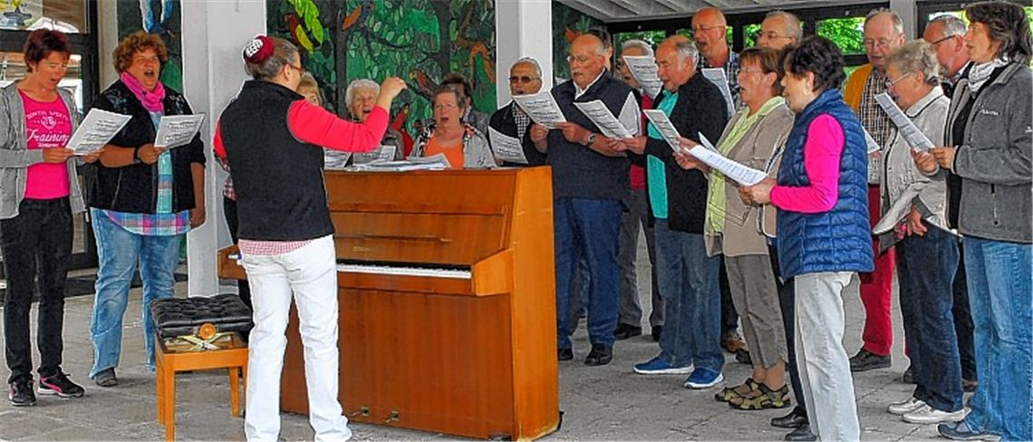 Zum Mitsingen hat der Liederkranz unter der Leitung von Esther Rau eingeladen. Foto: Martin Schott