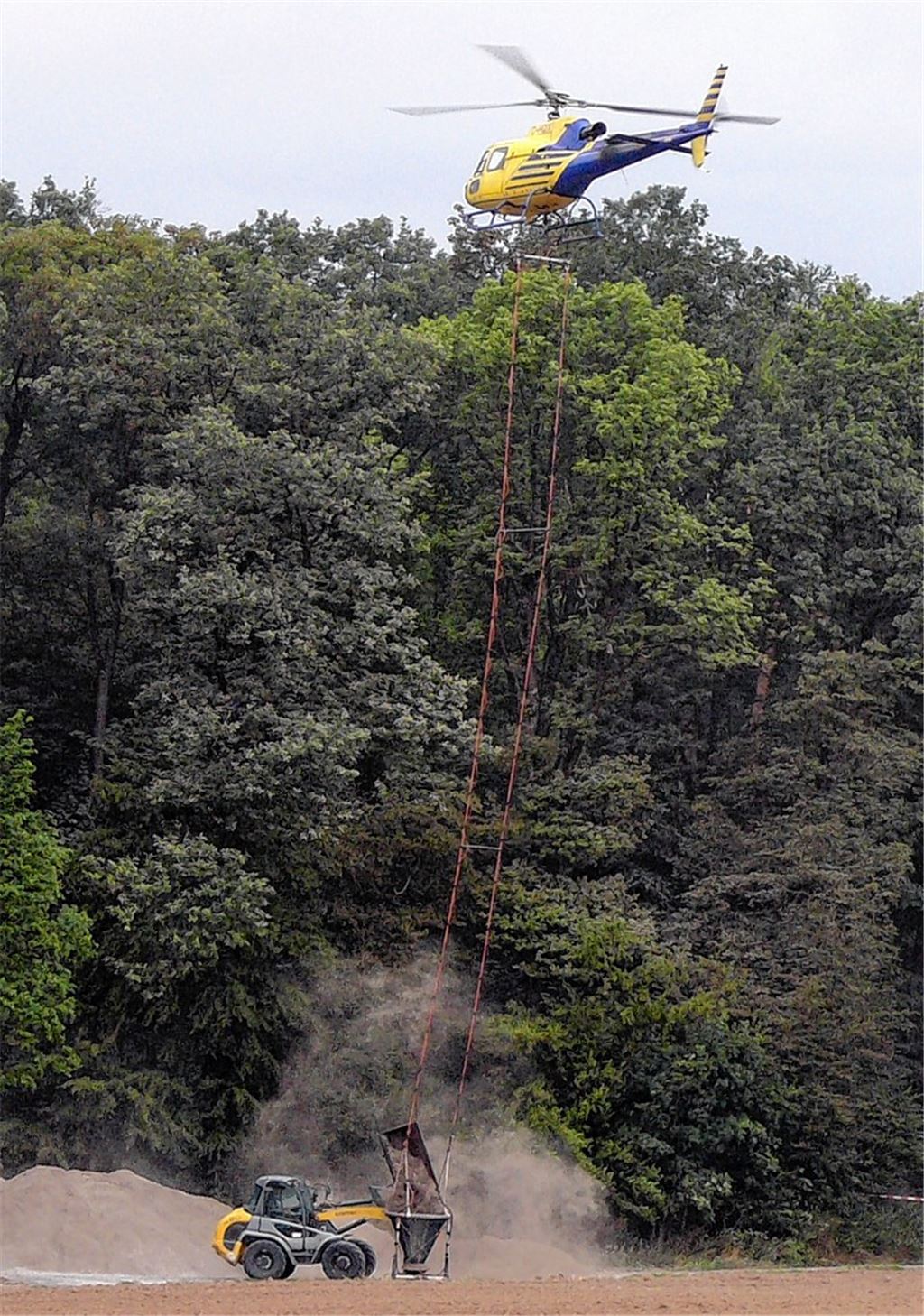 Hubschrauber tankt Kalk auf