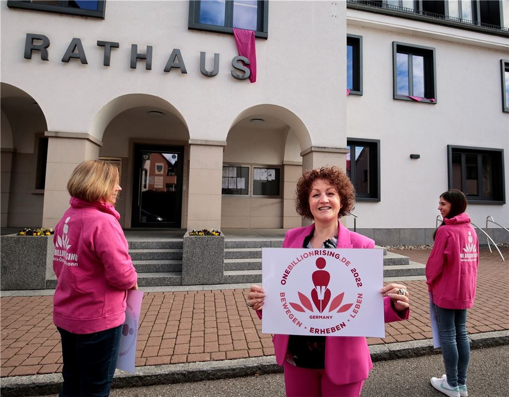 Zum „One Billion Rising“-Aktionstag machen in der Gemeindeverwaltung Niefern-Öschelbronn Kämmerin Erika Fischer (Mitte), Iris Müller (li.) und Alyssa Goßweiler im entsprechenden Outfit auf das Phänomen der Gewalt gegen Frauen aufmerksam. Foto: Tilo Keller