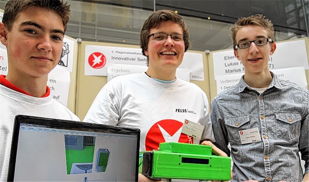 Zum Patent angemeldet ist der Seifenspender von Etienne Bührle, Marius Morlock und Lukas Kresser (v.li.). Der Prototyp gefällt dem Trio nicht mehr so gut, seinen neuesten Entwurf präsentiert es deshalb gleich auf dem Laptop. Mit dem Naturphänomen Tornado hat sich Larissa Heller auseinandergesetzt. Mithilfe eines Teichneblers erzeugt die Gymnasiastin einen kleinen Wirbelwind. 