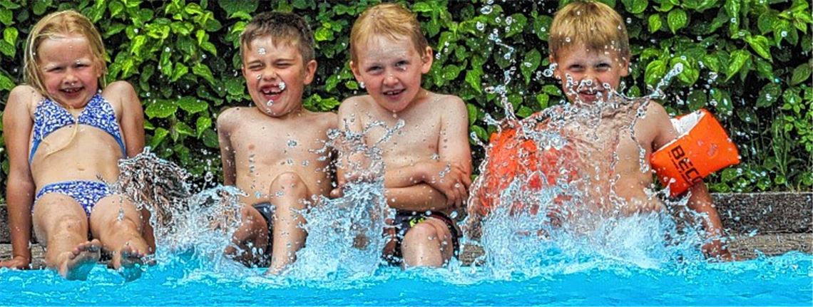 Zum Planschen reicht es allemal, etwas später wagen die Kinder auch den Sprung vom Beckenrand. Die meisten Eltern vergnügen sich hingegen (noch) auf dem Trockenen. Foto: Hansen