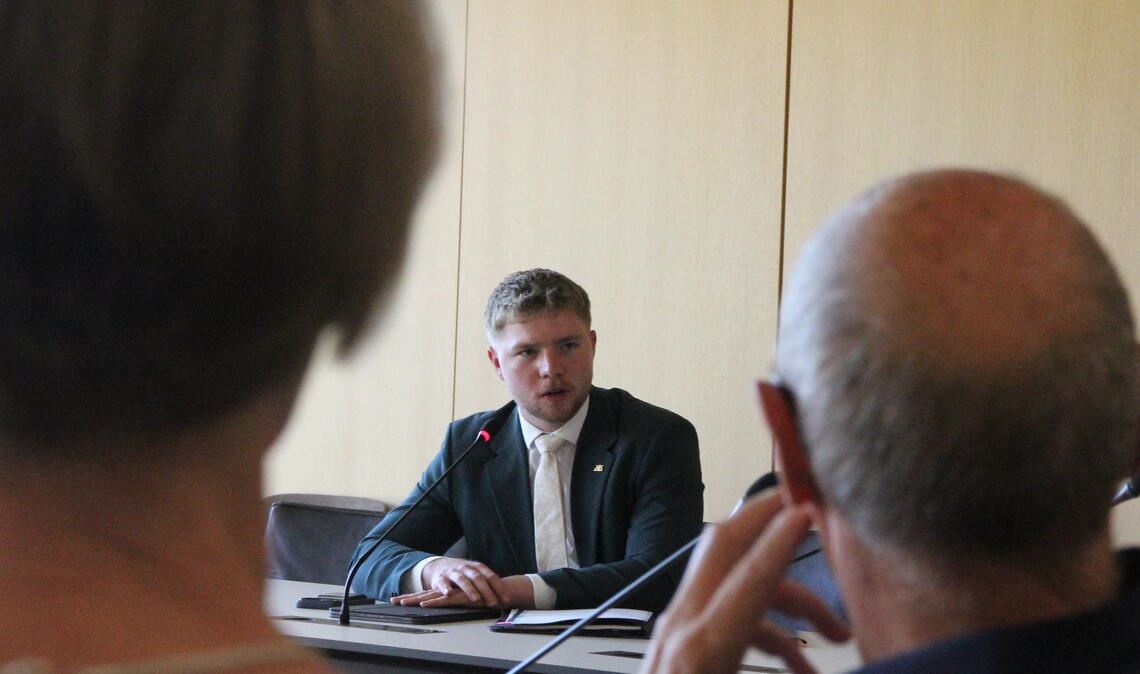 Zum Programm der Besuchergruppe aus dem Enzkreis gehört auch ein Gespräch mit „ihrem“ direkt gewählten Landtagsabgeordneten. Fotos: Deeg