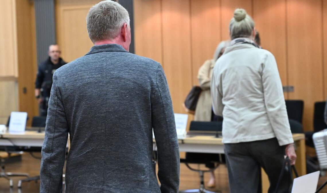 Zum Prozessauftakt vor dem Landgericht Braunschweig benötigte der Staatsanwalt zwei Stunden für die Verlesung der Vorwürfe.