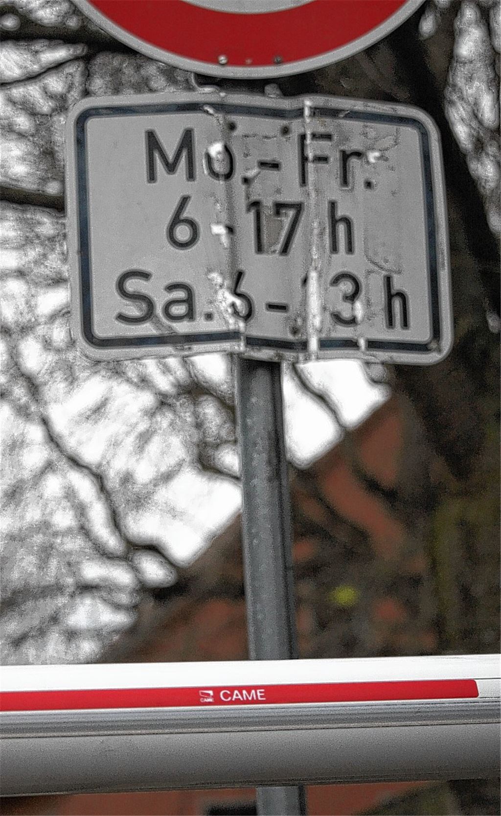 Zum Schutz der Schüler ist die Zufahrt zum Schulgelände und zur Stromberghalle tagsüber abgeschrankt.