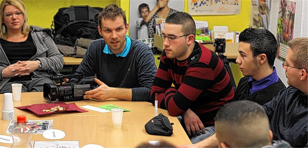 Zum Start: Jugendliche lassen sich von Immanuel Heims den Umgang mit einer Videokamera erklären. Archivfotos: Recken, privat