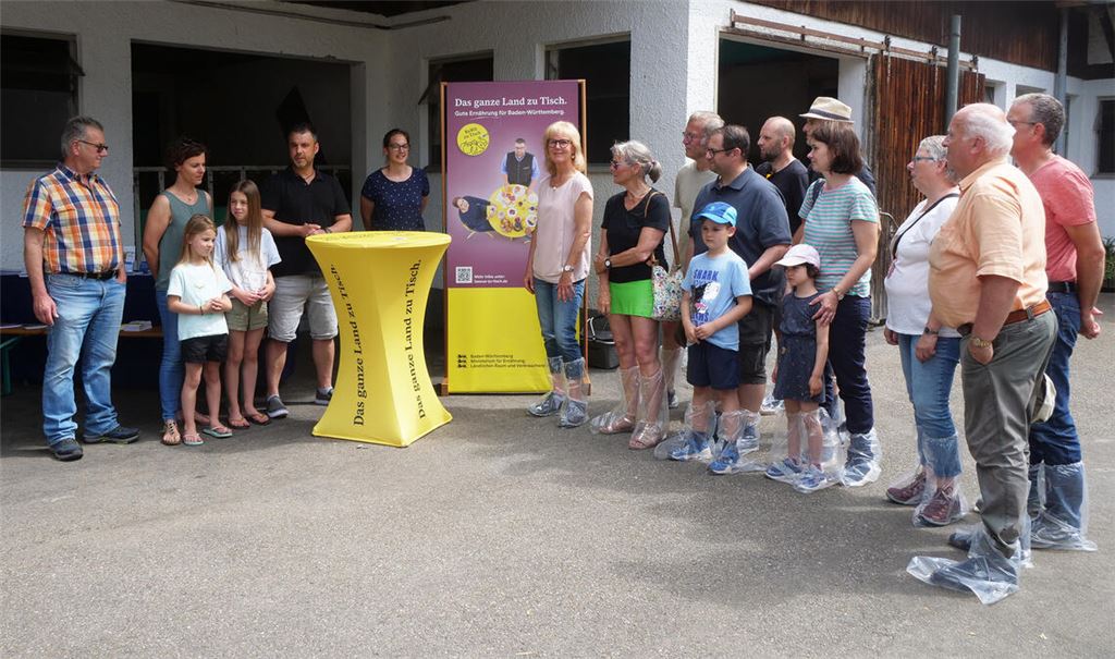 Zum „Tag der Milch“ sensibilisiert eine Veranstaltung des Landratsamts Enzkreis auf dem „Haldenhof“ von Ulrich Jaggy für den Wert regionaler Produkte. Fotos: Friedrich