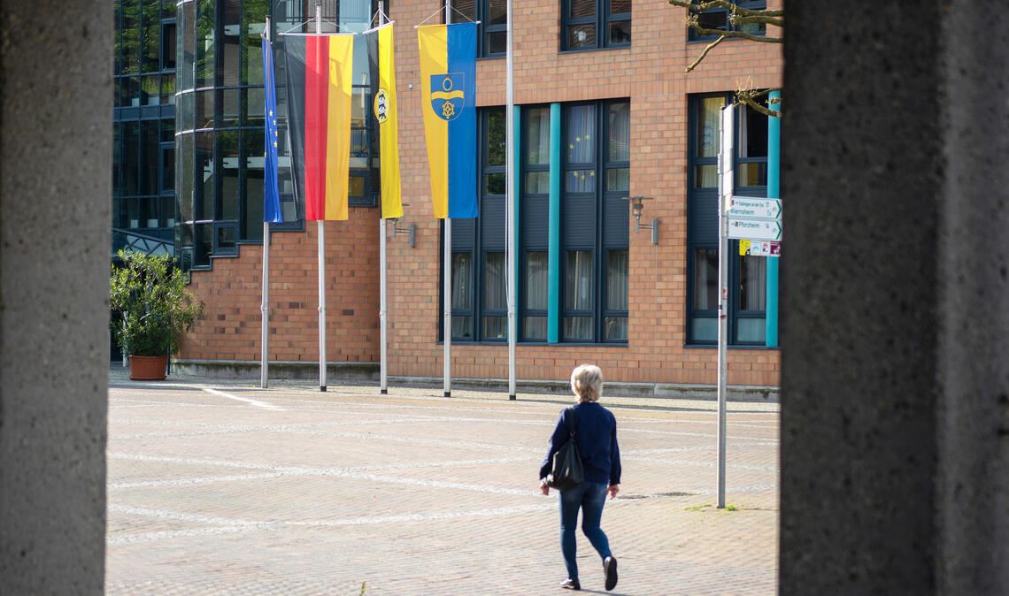 Zum „Tag des Grundgesetzes“ wehen am Rathaus die Fahnen der Stadt, des Landes, der Bundesrepublik und von Europa. Foto: Fotomoment