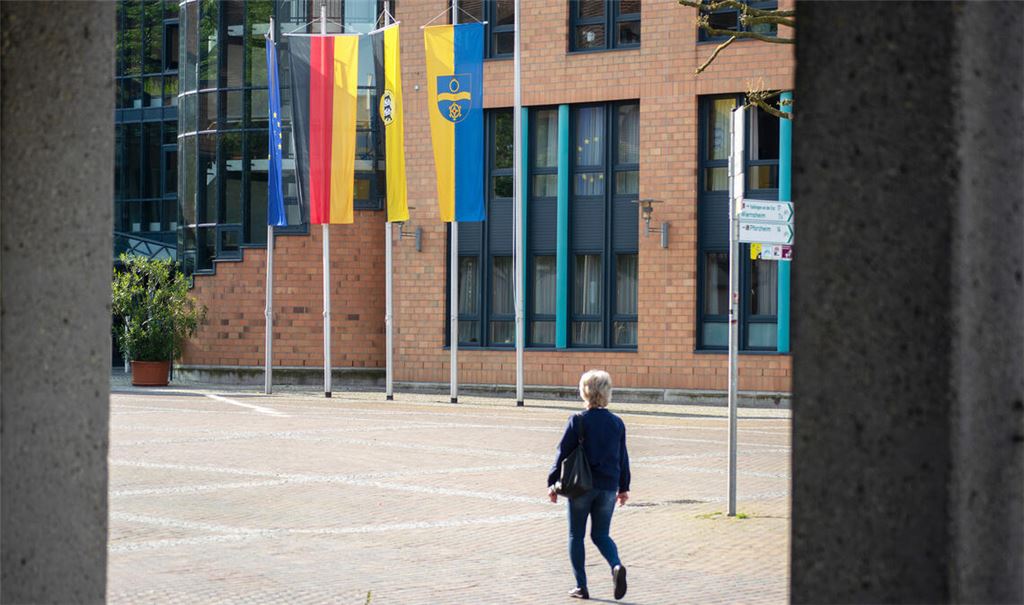 Zum „Tag des Grundgesetzes“ wehen am Rathaus die Fahnen der Stadt, des Landes, der Bundesrepublik und von Europa. Foto: Fotomoment