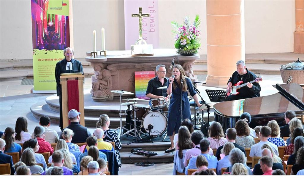 Zum Taylor-Swift-Gottesdienst 2024 kamen zahlreiche Menschen.