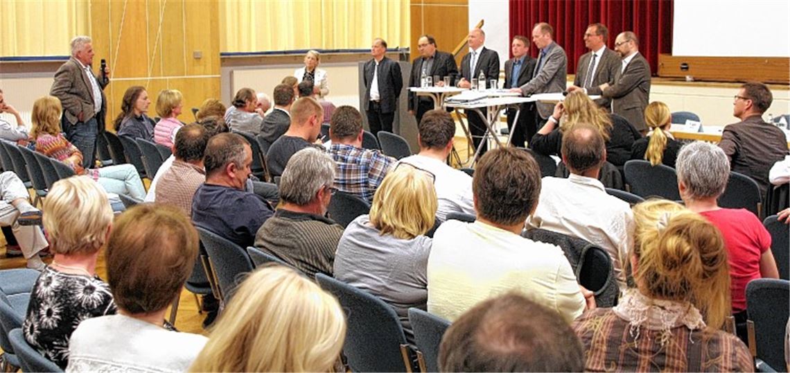 Zum Teil kritische Anmerkungen zur künftigen Gewerbeentwicklung in Mühlacker bekommen bei der Bürgerinformation im Uhlandbau Winfried Abicht (v. li), Walter Appenzeller, Heiko Hölzle, Ulrich Hauser, Dirk Büscher, Frank Schneider und Armin Dauner zu hören. Foto: Kollros
