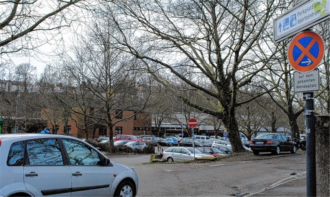 Zum Test hängt ein erstes Parkplatzschild im Käppele: Hier sollen während der Enzgärten Autos von Freibadgästen, Reisebusse und Fahrzeuge von Menschen mit Handicap Platz finden.