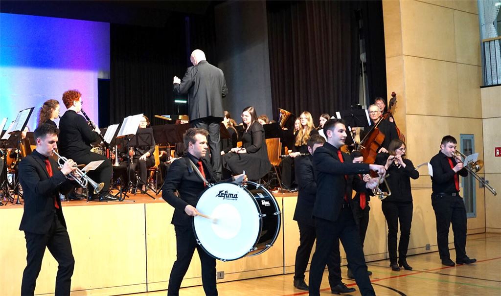 Zum „Türkischen Marsch“ aus Beethovens „Ruinen von Athen“ verlässt eine Gruppe die Bühne und marschiert durch den Saal.