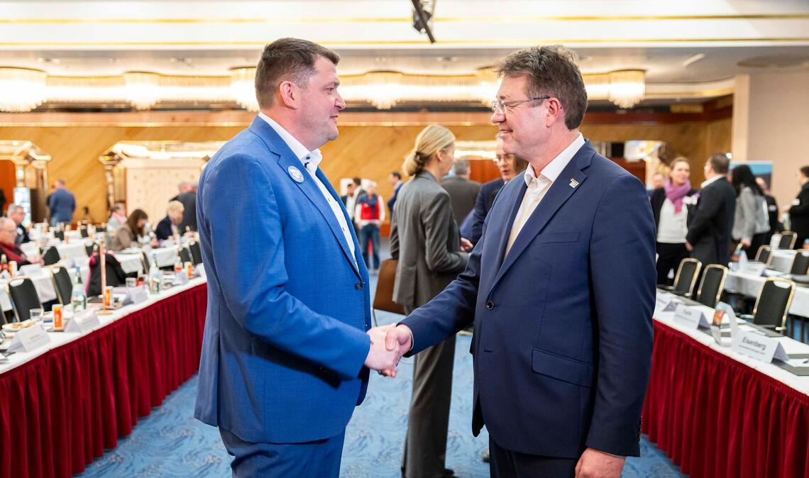 Zum Verhandlungsauftakt Anfang Februar in Hannover begrüßten sich die Verhandlungsführer Oliver Heinrich (IG BCE, links) und Matthias Bürk (BAVC) per Handschlag. (Archivbild)