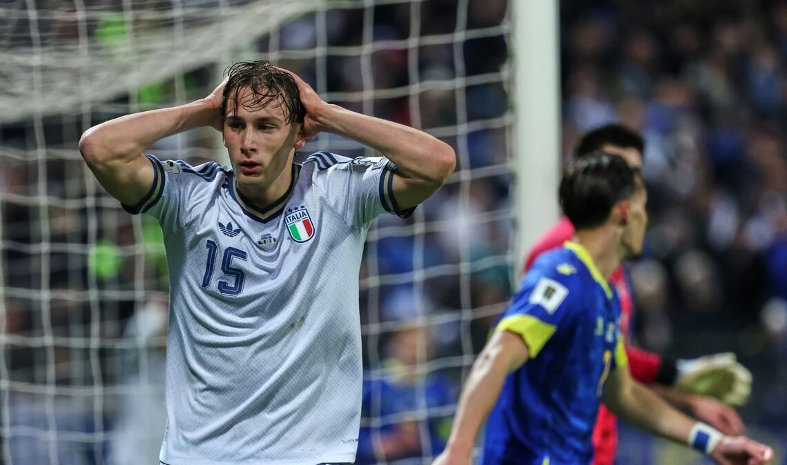 Zum Verzweifeln: Nationalstürmer Pio Esposito fasst sich an den Kopf.