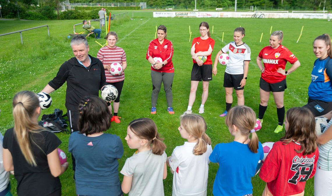 Zum ersten Fußball-Schnuppertraining kommen 17 Interessierte. Fotos: Fotomoment
