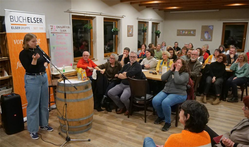 Zum ersten Mal als Teilnehmerin beim Enzgärtenslam: Evelyn Krutsch aus Tübingen erzählt in ihrem Text ihre Version vom „Café am Rande der Welt“. Fotos: Friedrich