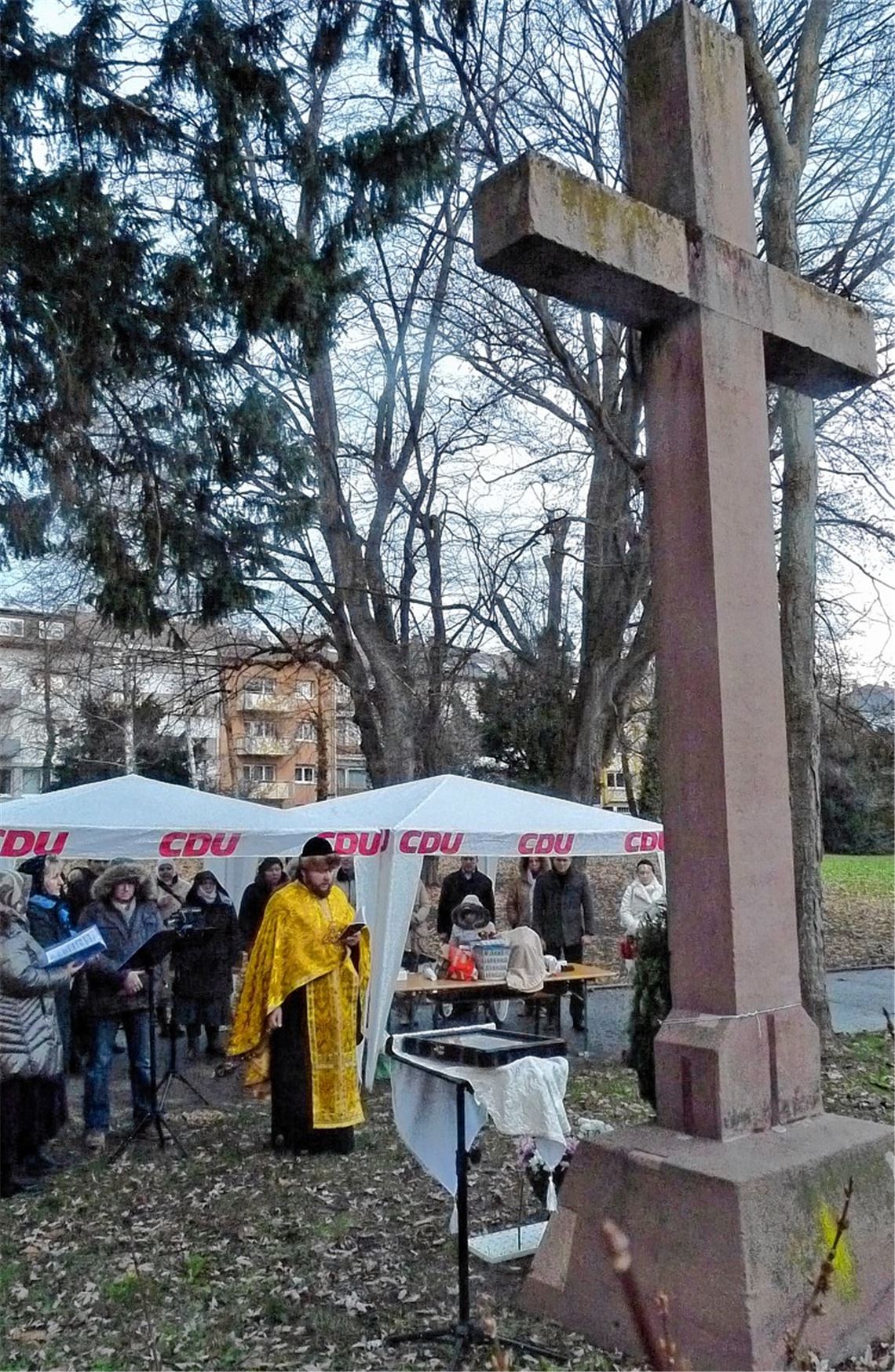 Zum ersten Mal eine Gedenkfeier am Kreuz im Ostpark: Die Russisch Orthodoxe Kirchengemeinde vom Haidach hält eine Zeremonie mit Abt André (Gottfried), die nun jährlich wiederholt werden soll. Foto: Roth