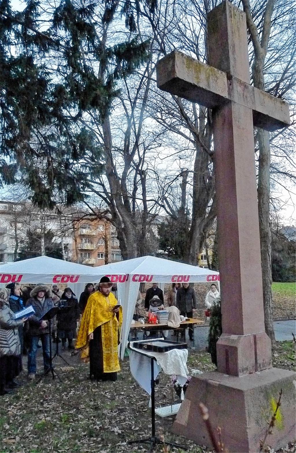 Zum ersten Mal eine Gedenkfeier am Kreuz im Ostpark: Die Russisch Orthodoxe Kirchengemeinde vom Haidach hält eine Zeremonie mit Abt André (Gottfried), die nun jährlich wiederholt werden soll. Foto: Roth
