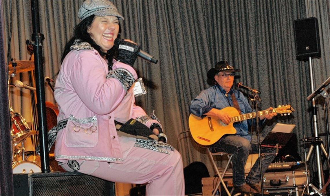 Zum ersten Mal gemeinsam auf der Bühne: Hausmeisterin Monika und die Band Kaos plus Duo. Foto: Appich