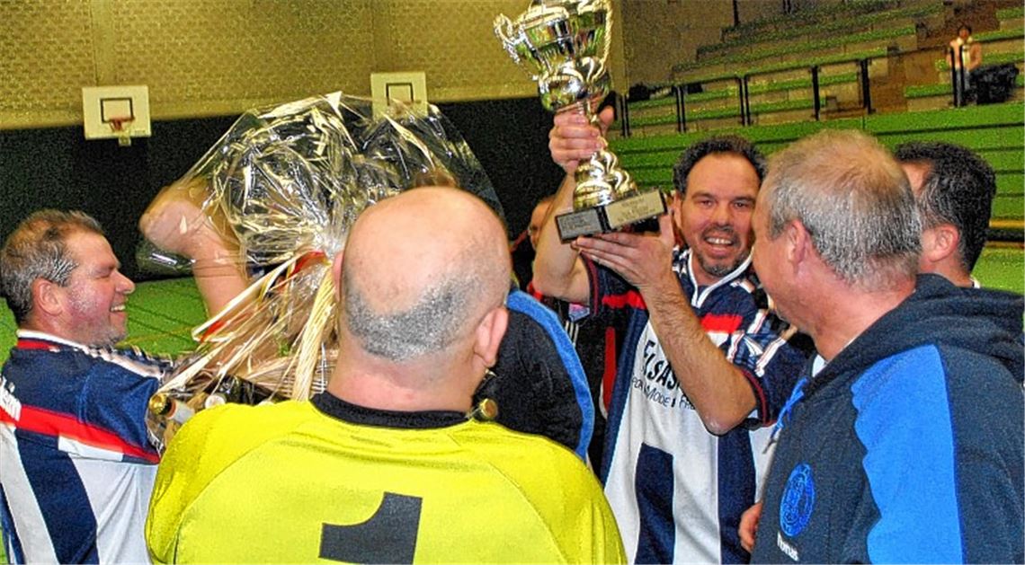 Zum ersten Mal seit 2003: Die AH des TSV Ötisheim feiert den Hallenstadtpokal-Sieg (li.) durch ein 1:0 im Finale gegen Lomersheim (re.)
