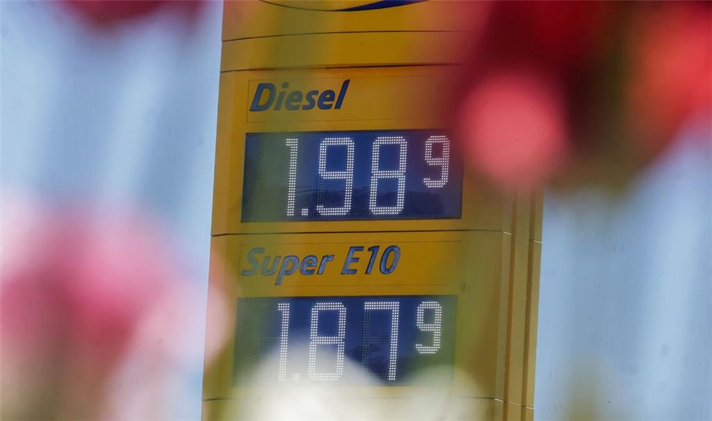 Zum ersten Mal seit Anfang März hat Diesel im bundesweiten Tagesdurchschnitt wieder weniger als 2 Euro gekostet. (Archivbild)
