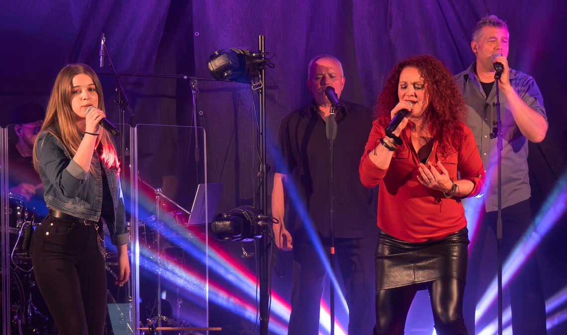 Zum festen Stamm zählen in dieser Saison die beiden Sängerinnen Helene Hein-Talmon (li.) und Tressa Rose Schreiber. Foto: Friedrich