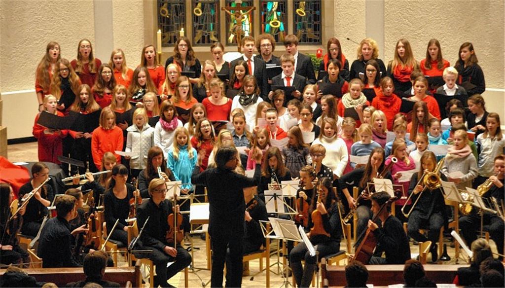 Zum gemeinsamen Abschluss stimmen die Schülerinnen und Schüler das Weihnachtslied „Tochter Zion“ an.