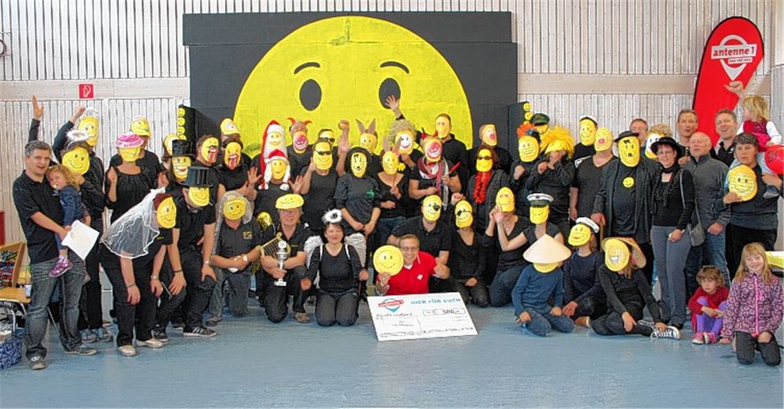 Zum gemeinsamen Gruppenfoto mit Spendenscheck präsentiert sich die große TSV-Familie am Ende der Aktion.