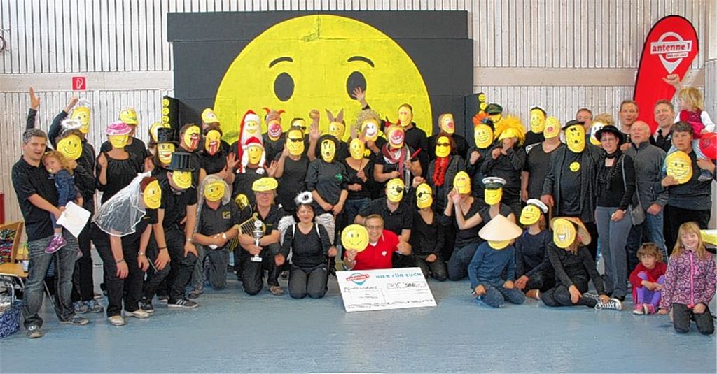 Zum gemeinsamen Gruppenfoto mit Spendenscheck präsentiert sich die große TSV-Familie am Ende der Aktion.