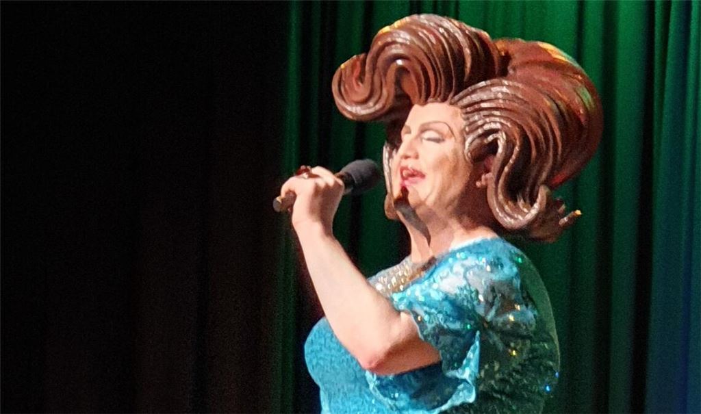 Zum sechsten Mal in Schützingen beim „Spatzabrettle“ zu Gast: das Frl. Wommy Wonder feiert in der ausverkauften Festhalle ihr 40. Bühnenjubiläum.Foto: Schröder
