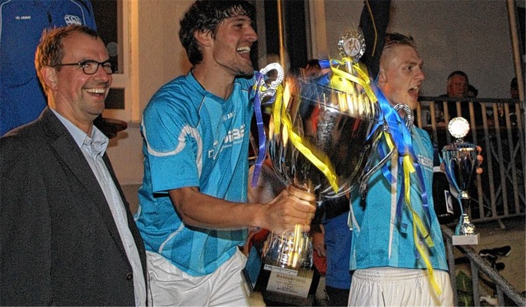 Zum siebten Mal Phönix Lomersheim in acht Jahren, wie hier bei der Siegerehrung mit OB Frank Schneider 2014? Oder triumphiert diesmal ein anderer Verein beim Stadtpokal?
