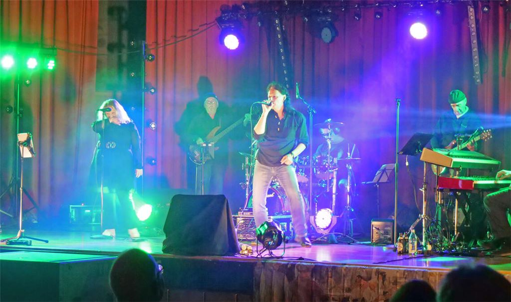 Zum zweiten Mal: Die Live-Band „Squeezed“ heizt den Besuchern beim X-mas-Rock in Ötisheim ein. Foto: Friedrich