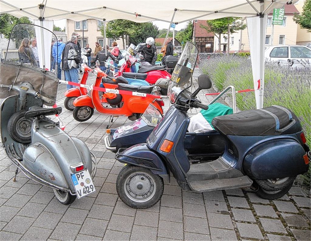 Zum zweiten Mal hat in Mühlacker auf dem Parkplatz des Kaufhauses Sämann ein Vespa-Treffen stattgefunden.