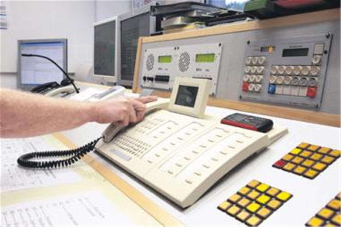 Zum zweiten Mal innerhalb weniger Wochen klingelt in der Zentrale der Mühlacker Feuerwehr das Alarmtelefon, weil in der Mörike-Schulküche der Brandmelder anschlägt. Foto: Disselhoff