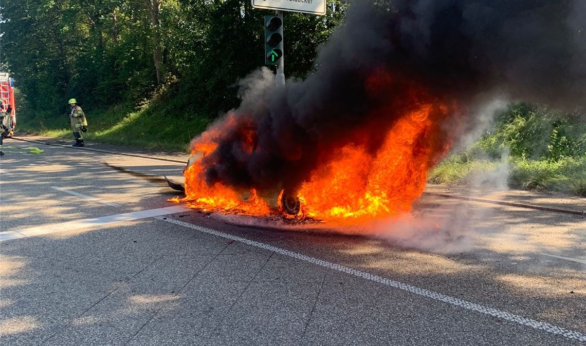 B10: Auto steht nach Unfall in Flammen Zunächst ist unklar, ob aus dem Fahrzeug noch Menschen gerettet werden müssen.Fotos: Feuerwehr