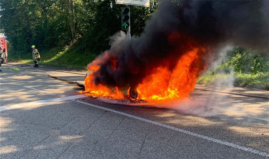 Zunächst ist unklar, ob aus dem Fahrzeug noch Menschen gerettet werden müssen.Fotos: Feuerwehr