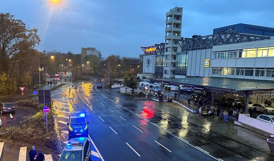 Zunächst konnte die Polizei nicht klären, ob es sich um Böllerlärm oder ein Schussgeräusch gehandelt hatte.