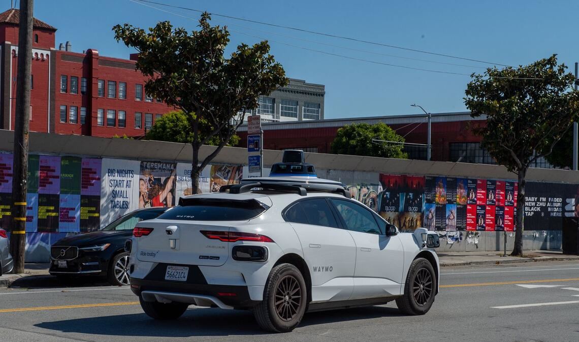 Zunächst waren fahrerlose Waymo-Robotaxis vor allem in sonnigen Gegenden wie San Francisco unterwegs. (Archivbild)