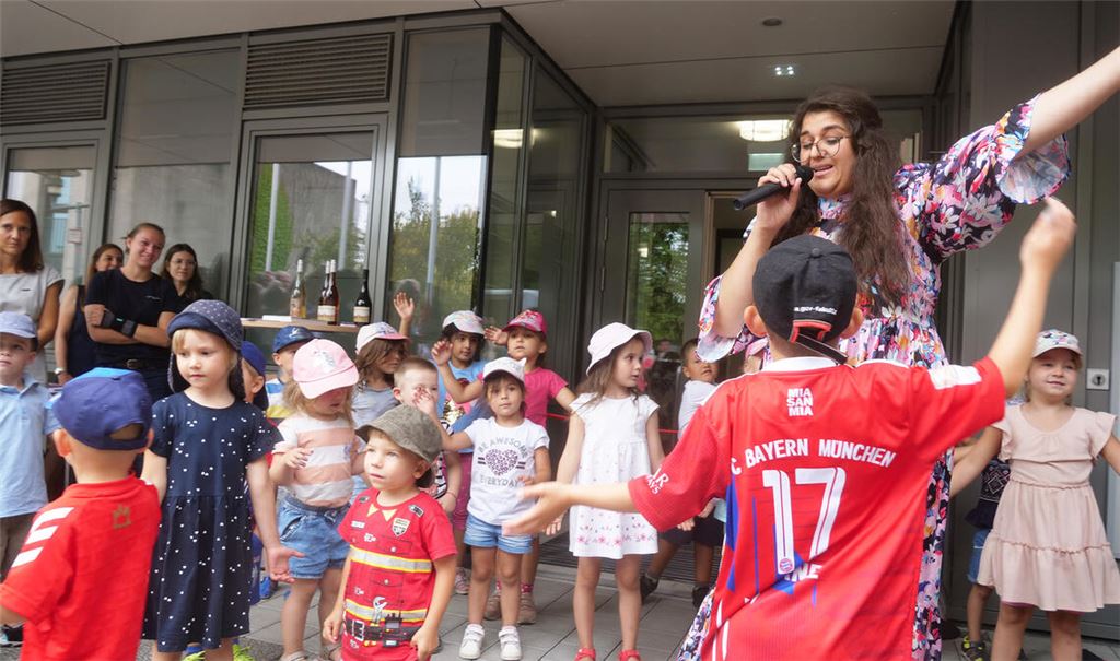 Zur Begrüßung schenken Sitran Senol und die Kindergartenkinder den Mitarbeitern und Nutzern des Rathauses ein Lied. Fotos: Friedrich