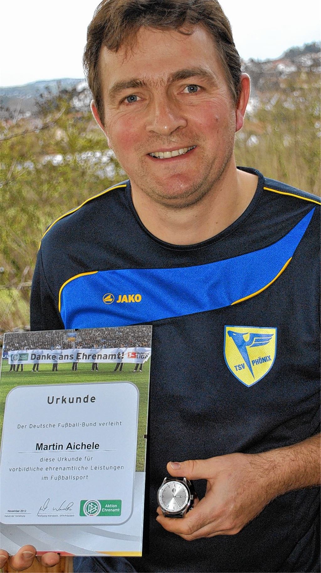 Zur Belohnung erhält Martin Aichele eine Armbanduhr und eine Urkunde vom DFB. Foto: Stahlfeld