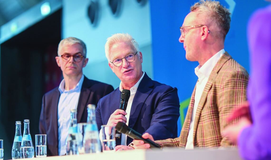 Zur Eröffnung der 25. Invest in diesem Jahr auf dem Podium (von links nach rechts): Dragan Radanovic, Handelsvorstand der Börse Stuttgart Gruppe, Wall-Street-Experte und Finanzjournalist Markus Koch sowie Alexander Wehrle, Vorstandsvorsitzender der VfB Stuttgart 1893 AG.